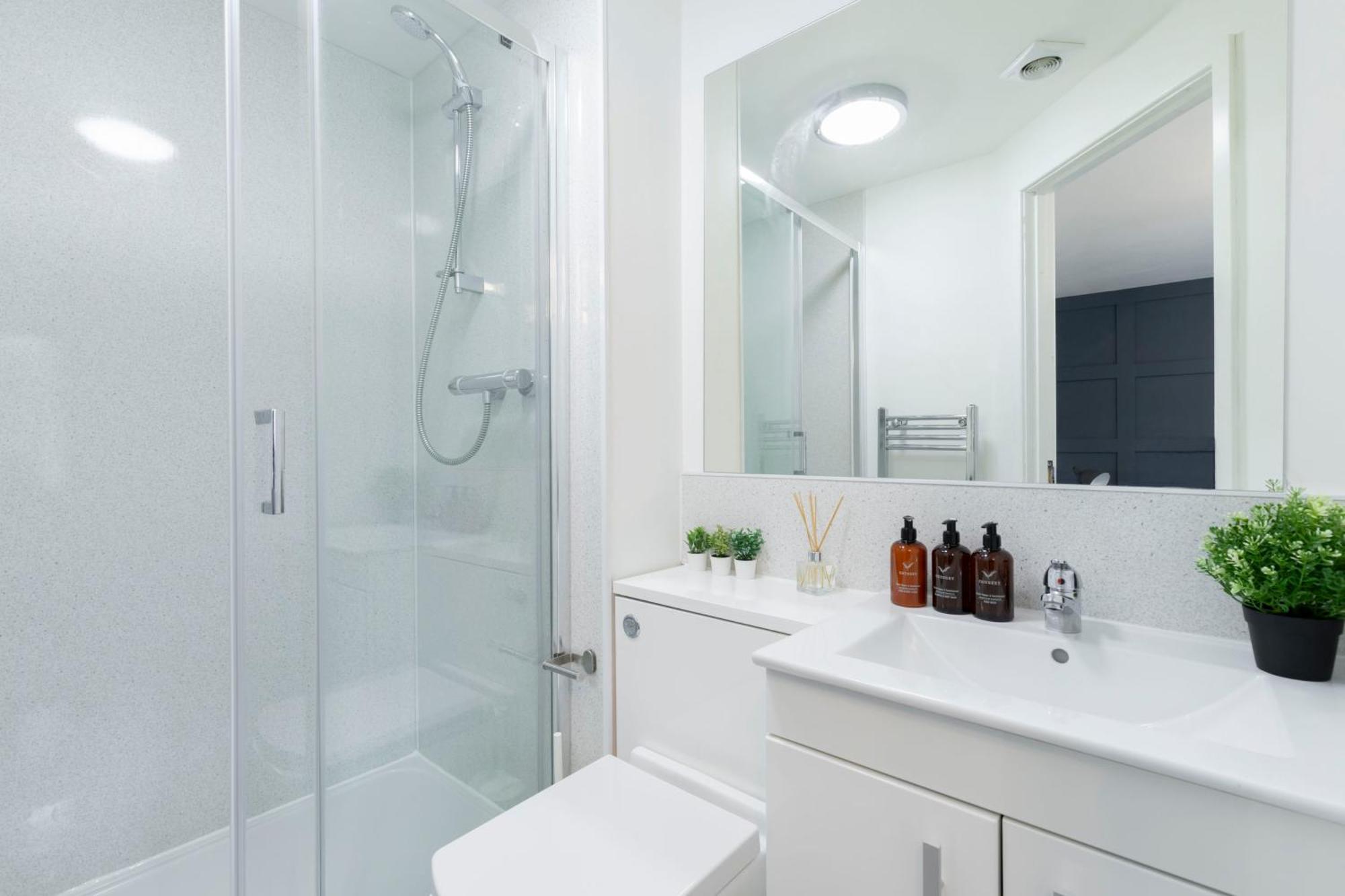 Modern Four Bedroom Four Bathroom Home Cheltenham Zewnętrze zdjęcie