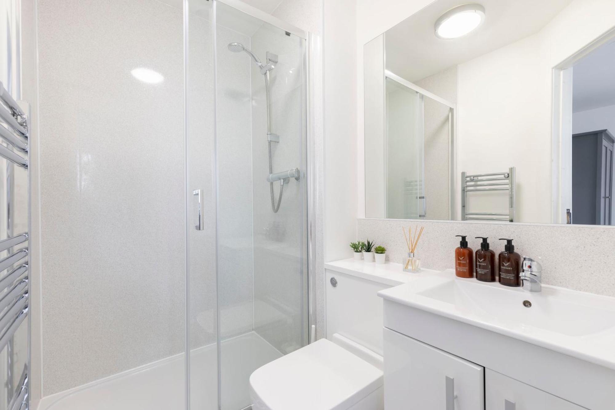 Modern Four Bedroom Four Bathroom Home Cheltenham Zewnętrze zdjęcie