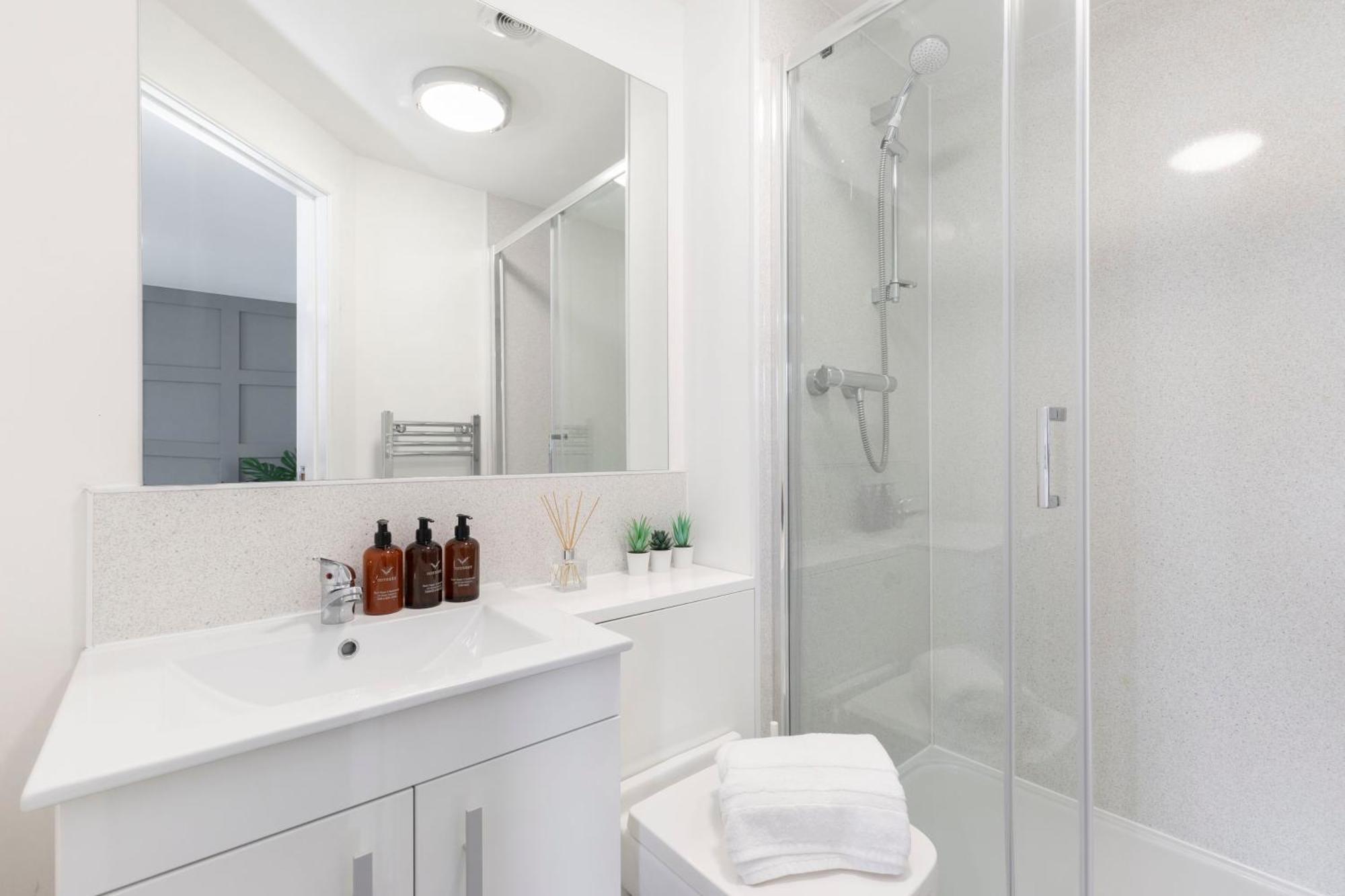 Modern Four Bedroom Four Bathroom Home Cheltenham Zewnętrze zdjęcie