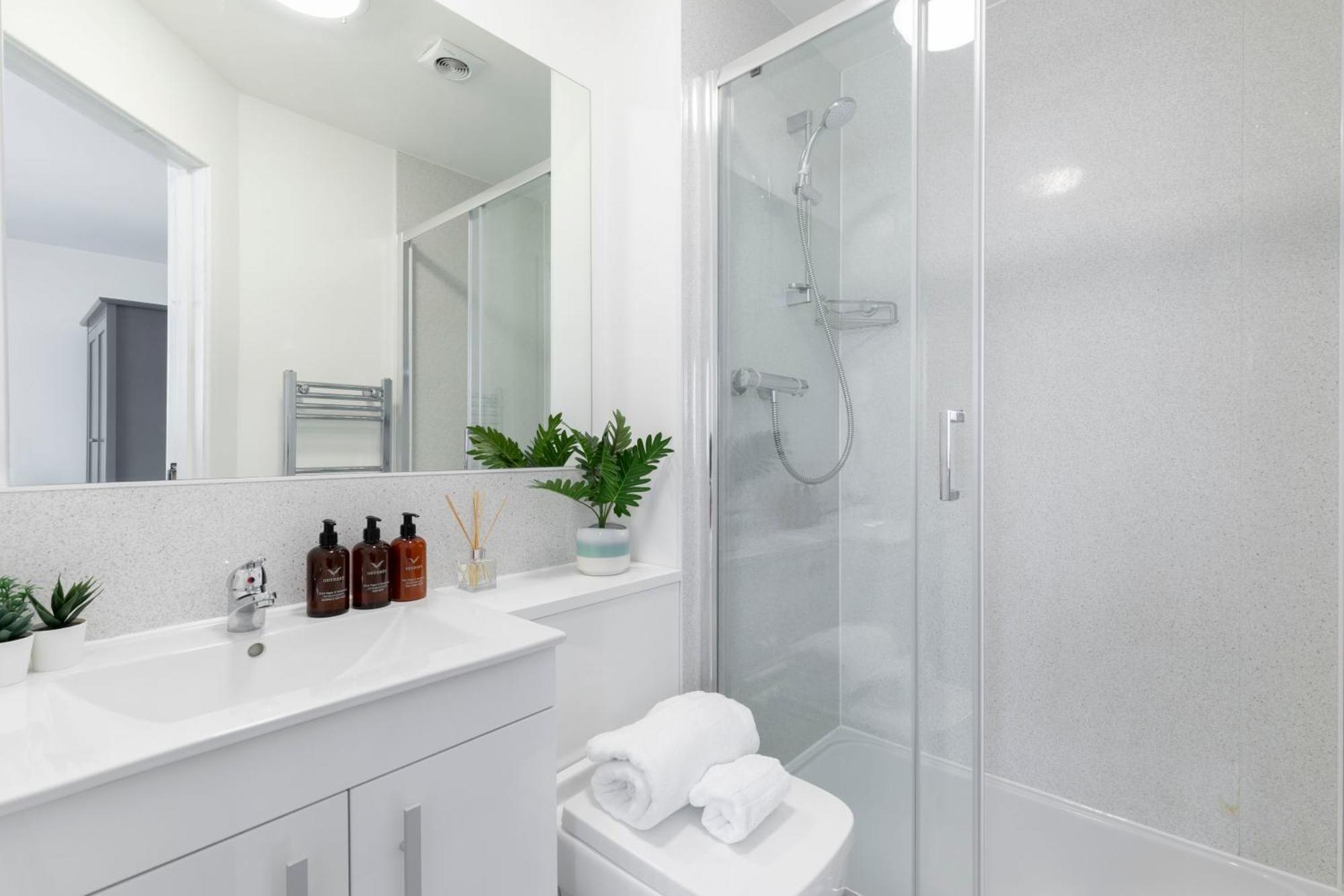 Modern Four Bedroom Four Bathroom Home Cheltenham Zewnętrze zdjęcie